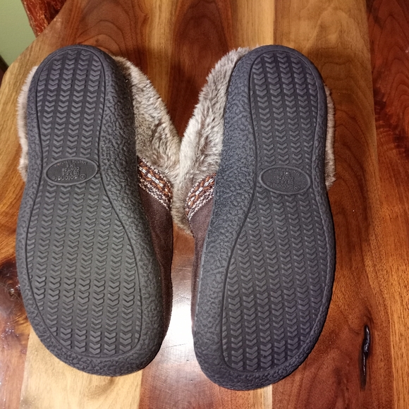 Isotoner Slippers - Picture 6 of 8